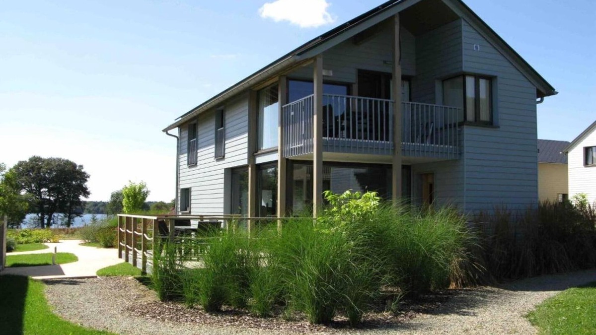 Froidchapelle Villa | Family Villa by the Lake
