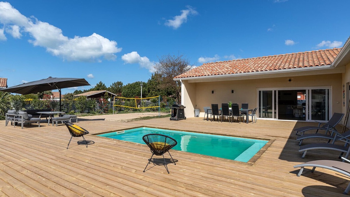 Vensac Villa | Family villa for 10 people with heated pool close to the ocean.