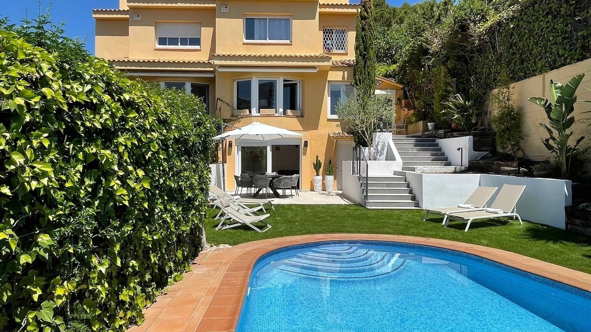 Vallpineda Villa | Family Villa With Swimming Pool For Up To 4 People (2 Children Minimum)