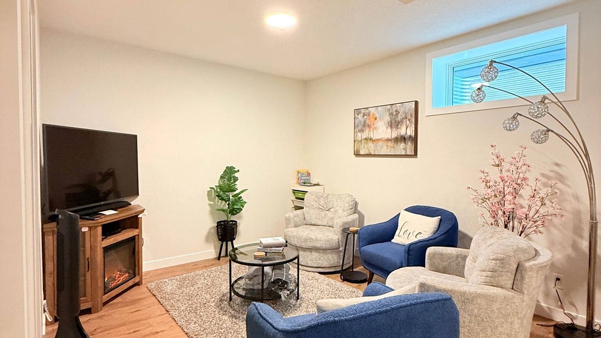 Southwest Calgary House | Family & work friendly suite, Sleeps 4, near mountains/parks, free WiFi+parking