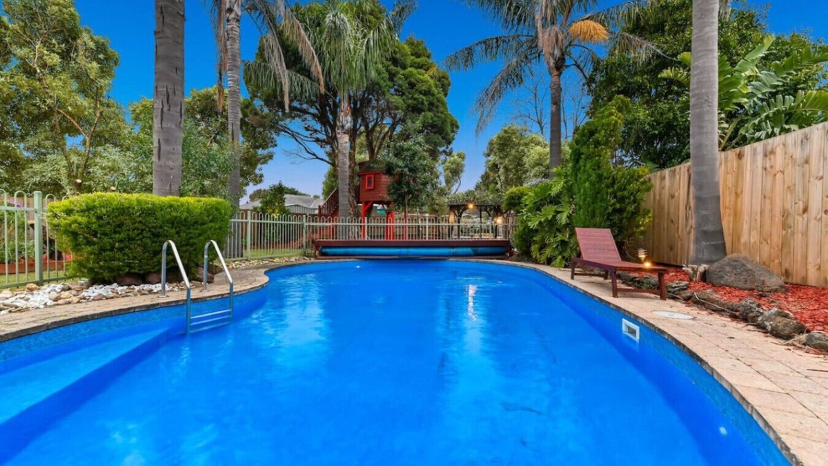 Berwick House | FamParadise: Pool, Cabin, Garden, Peace & More !