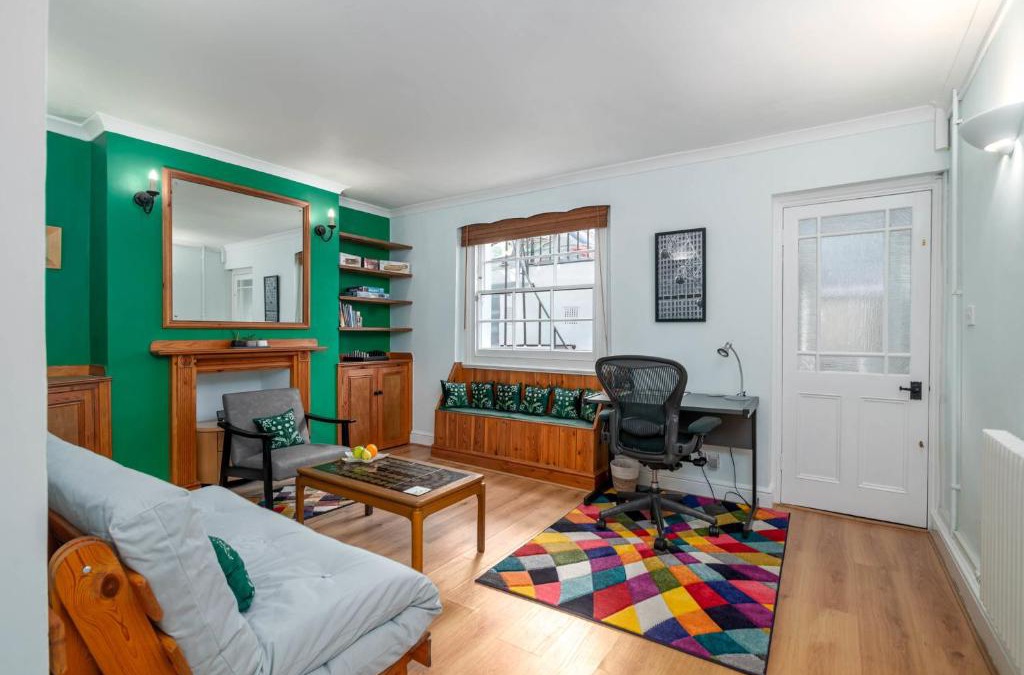 Newington Apartment | Fantastic 1 bedroom apartment with private patio
