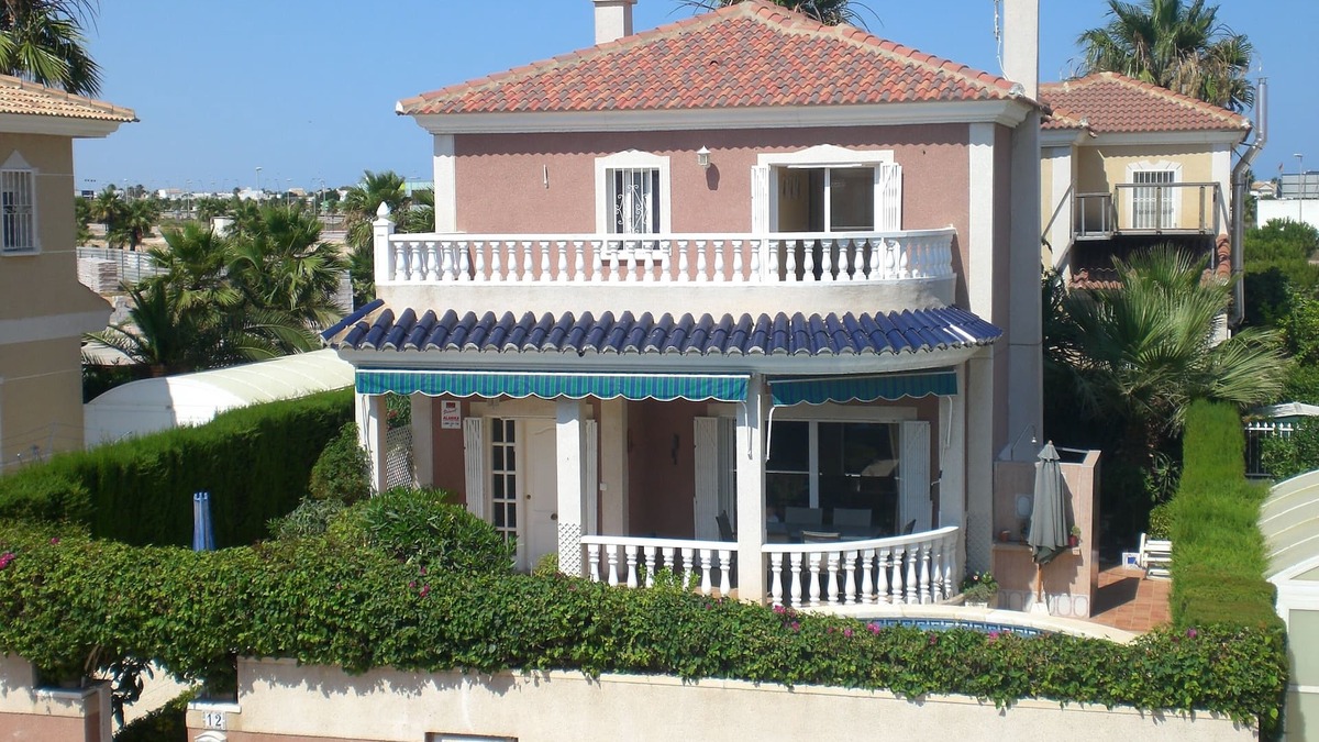 Los Alcazares Villa | Fantastic 3 bedroomed detached villa with private pool, free wi-fi and A/C