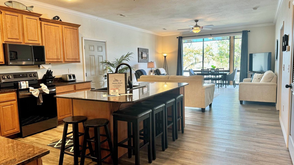Hollister Condo | Fantastic 3 BR, 3 Bath Condo on Table Rock Lake with Dock Access