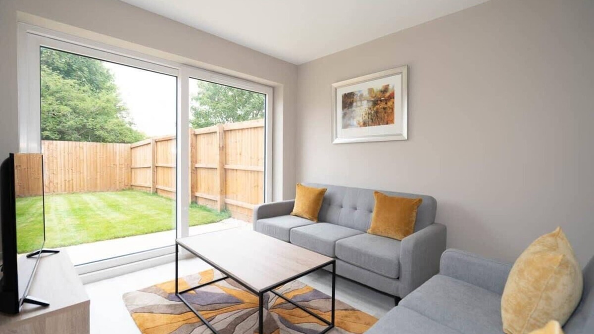 Smethwick House | Fantastic 3BR House in Birmingham With Garden