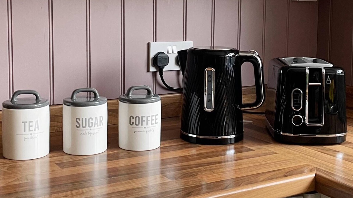 Yeovil House | Fantastic 4 Bedrooms Holiday Home