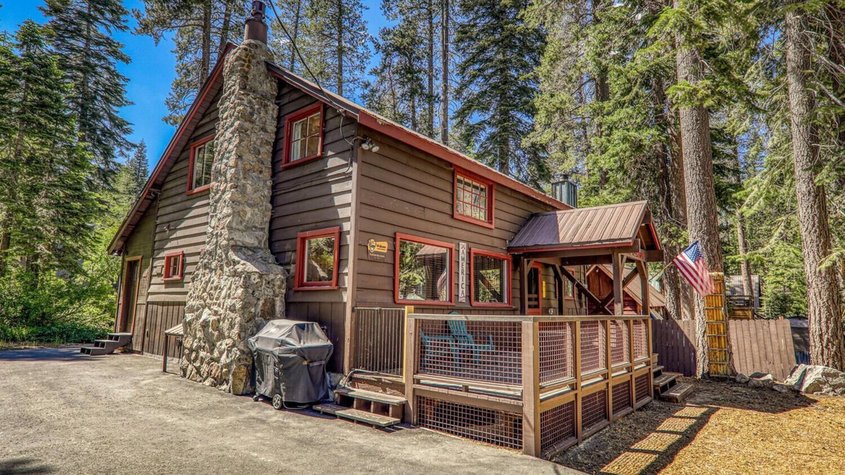 Donner Lake Woods Cabin | Fantastic 5-bedroom cabin just minutes walk to West End Beach, Donner Lake.