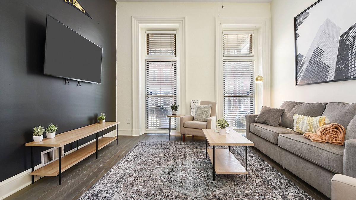 Manchester House | Fantastic 5 BR w/4x Off Street Parking - Sleeps 16