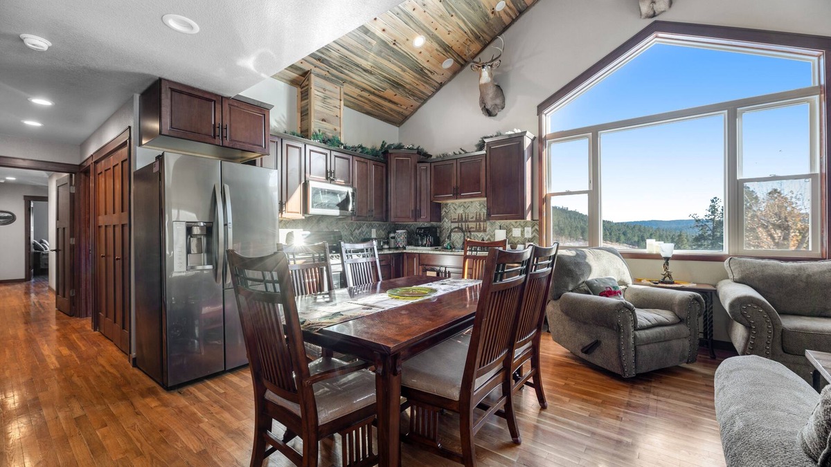 Nemo House | Fantastic and secluded house with two lofts, balcony, & swing set - near hiking