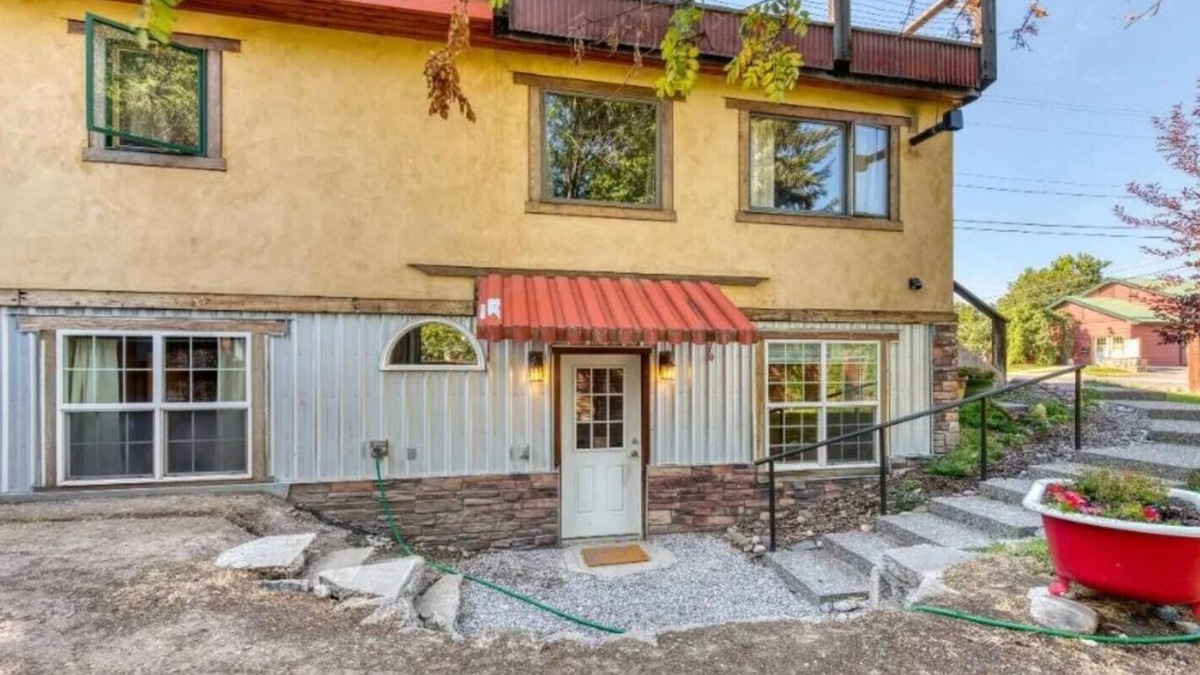 Riverfront House | Fantastic Basement Bungalow close to downtown - Riverfront Neighborhood