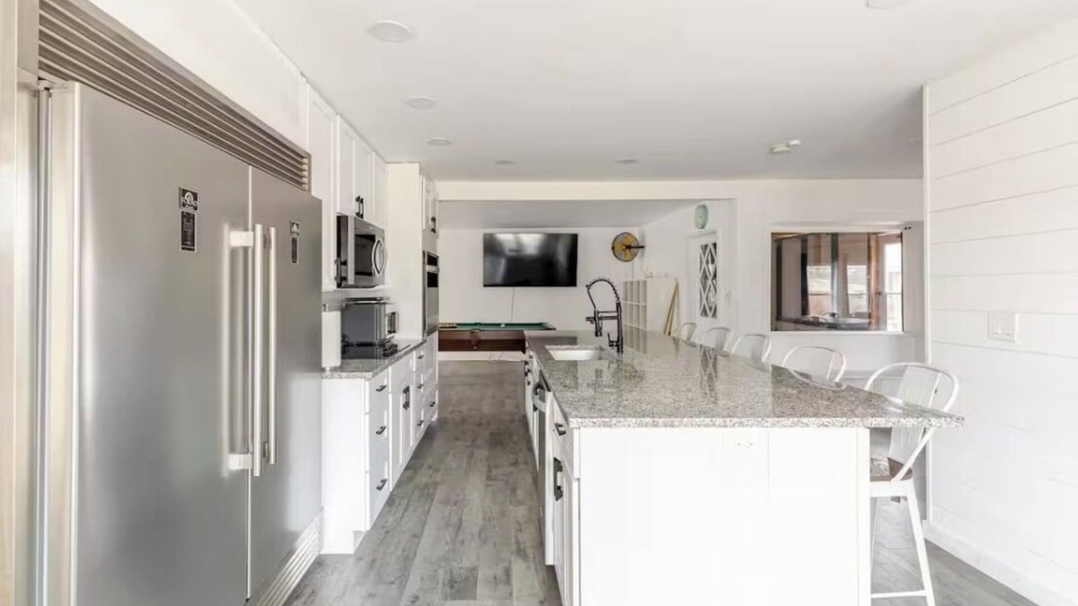West Central House | Fantastic Brickhouse sleep 12 plus, near MSU, Bass pro, Springfield downtown!