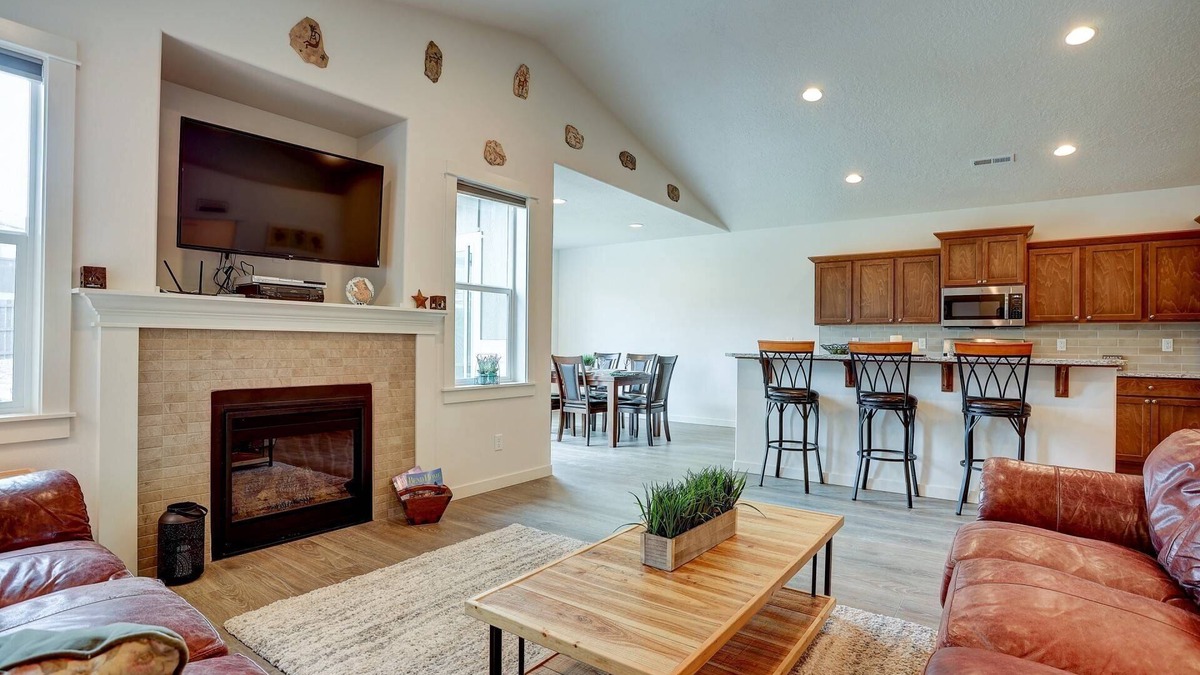 Redmond House | Fantastic Family Friendly Home w/Moutain View, Huge Fenced yard, Private Backyard and Patio, A/