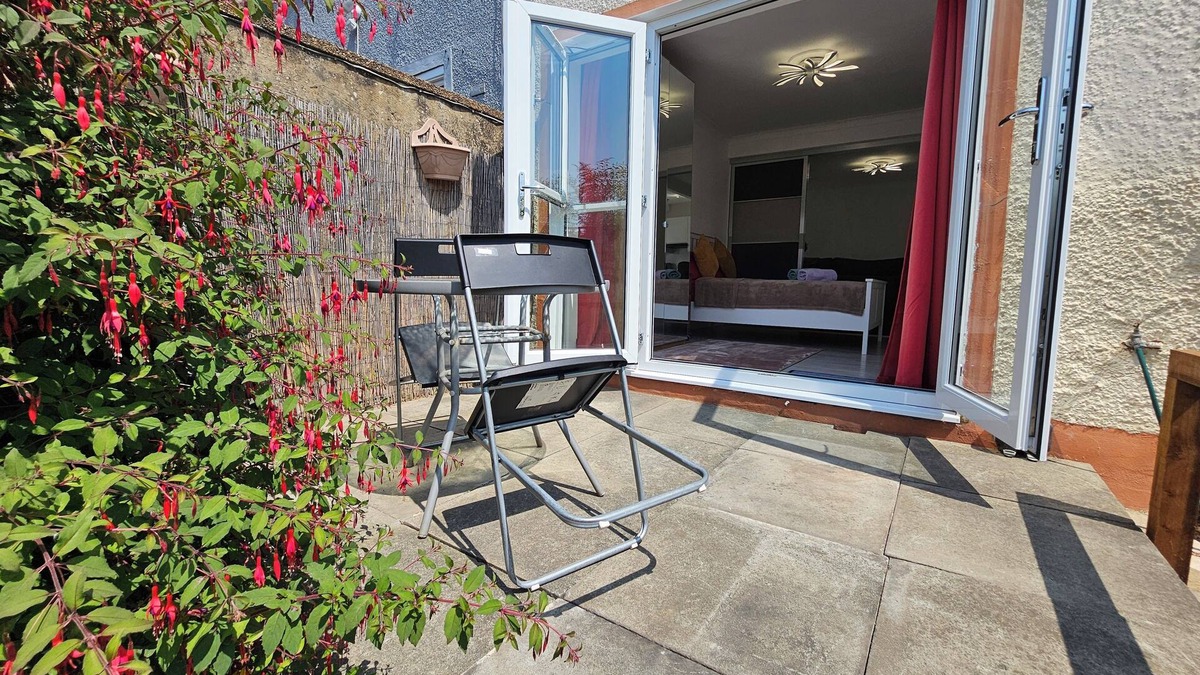 South Hornchurch Apartment | Fantastic Four Apartments, 20 minutes train ride to central London