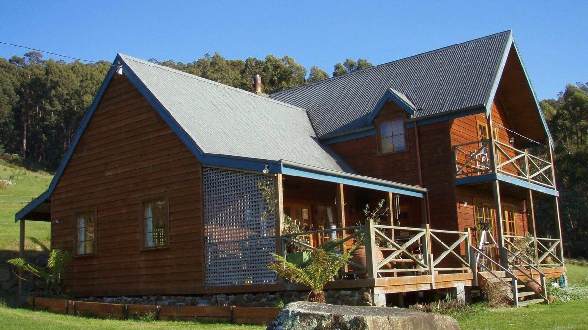 Snug House | Fantastic getaway for family or friends with spectacular views.