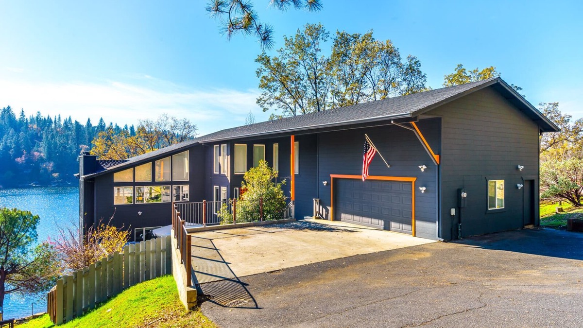 Groveland House | Fantastic Lake Front Home!