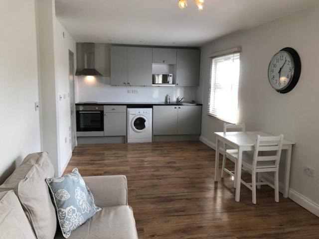 Heston Central Apartment | Fantastic large 1 bed Loft Flat close to Heathrow - 77VFR5
