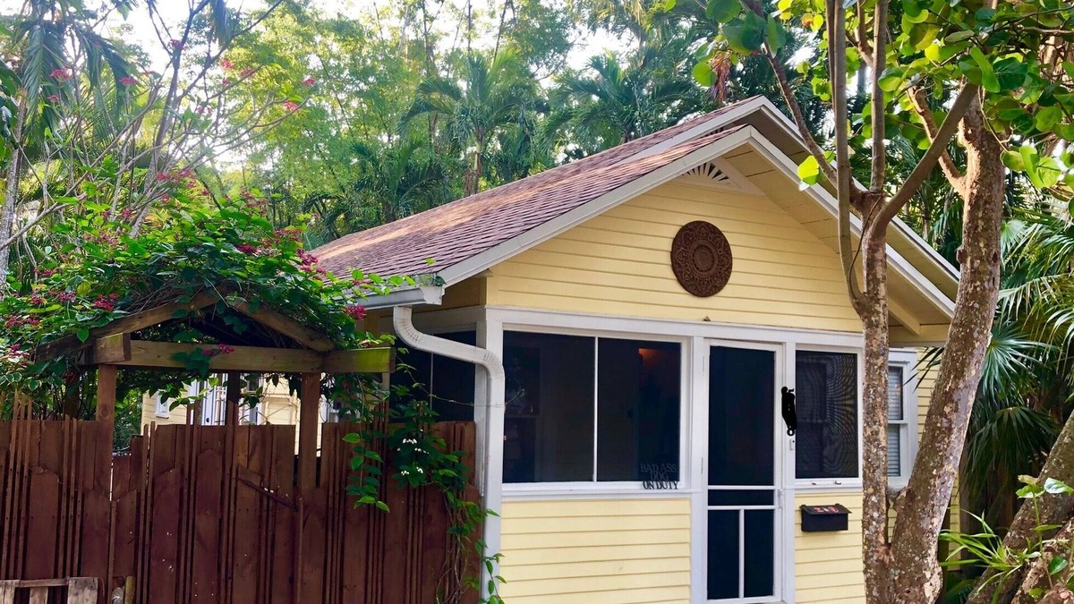 Riverside Park House | Fantastic location with huge tropical fenced yard