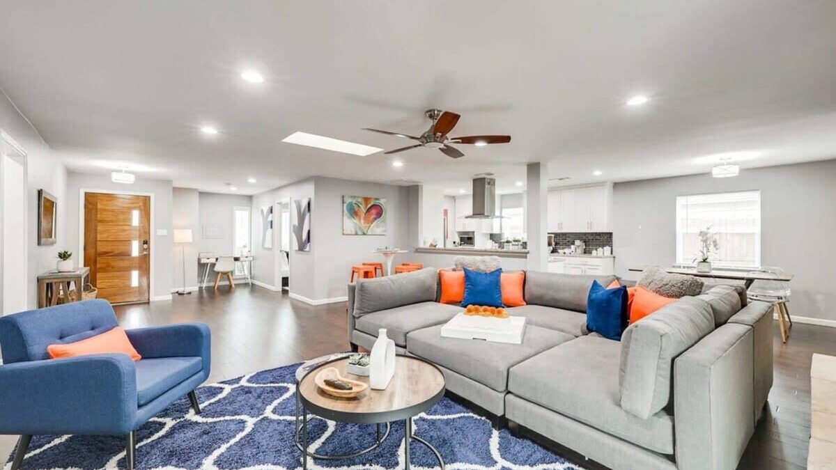 Northwest Dallas House | Fantastic Luxury 5BR Retreat with Hot Tub – Minutes from Downtown Dallas