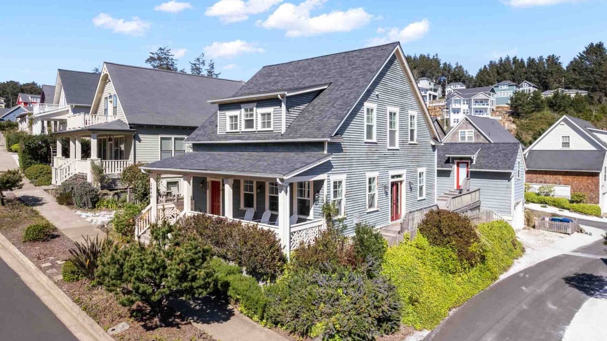 Otter Rock House | Fantastic Olivia Beach Retreat, Hot Tub, One Block From Park & Playground, Communal Pool, Gym