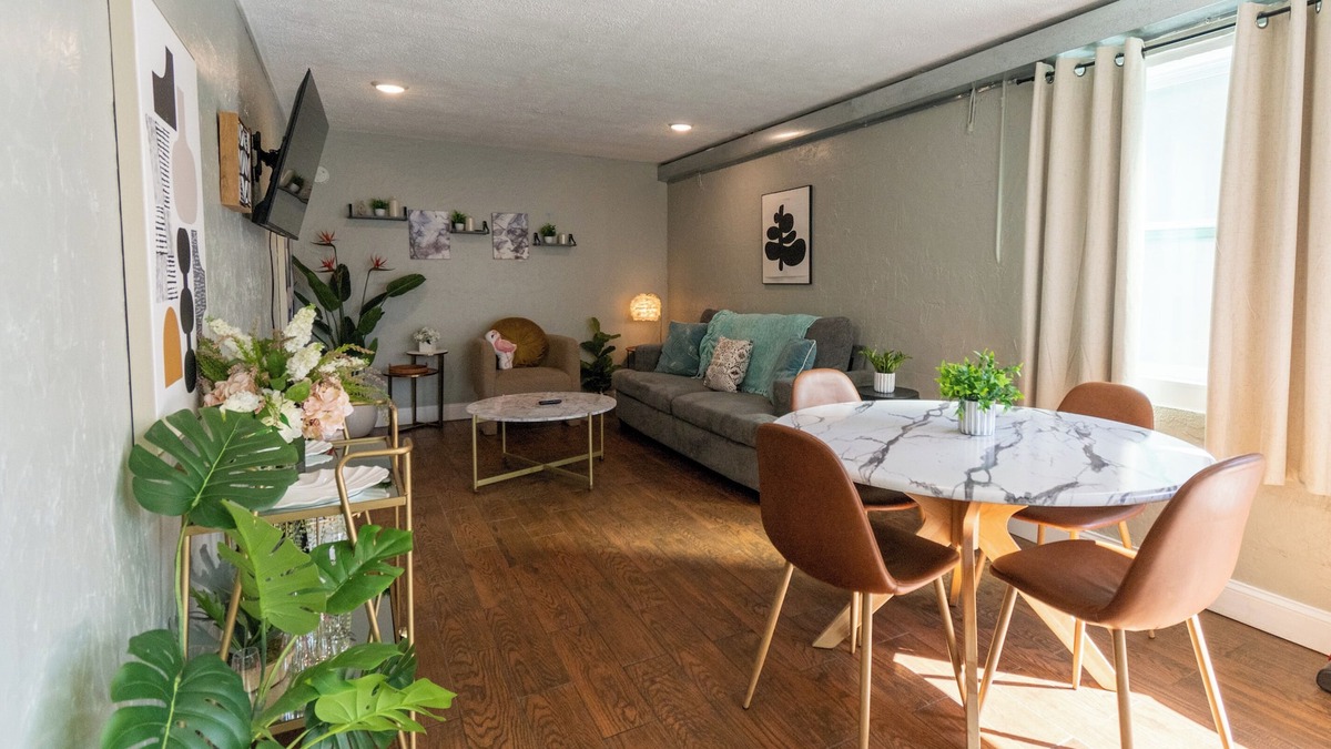 United Central Apartment | Fantastic Remodeled 1BR Close to the Beach