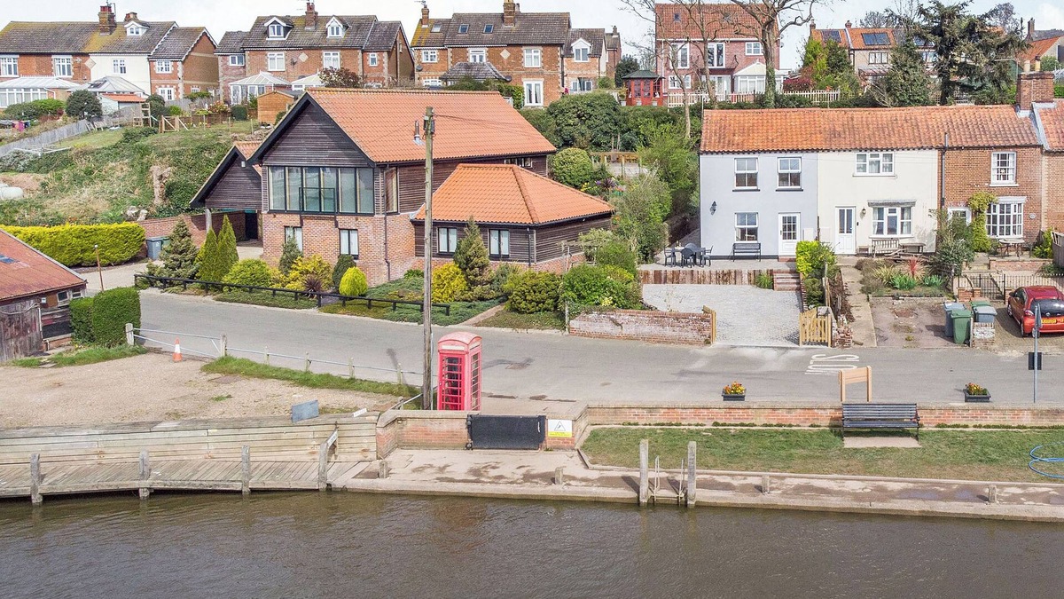 Reedham Cottage | Fantastic riverside living, with panoramic river views.