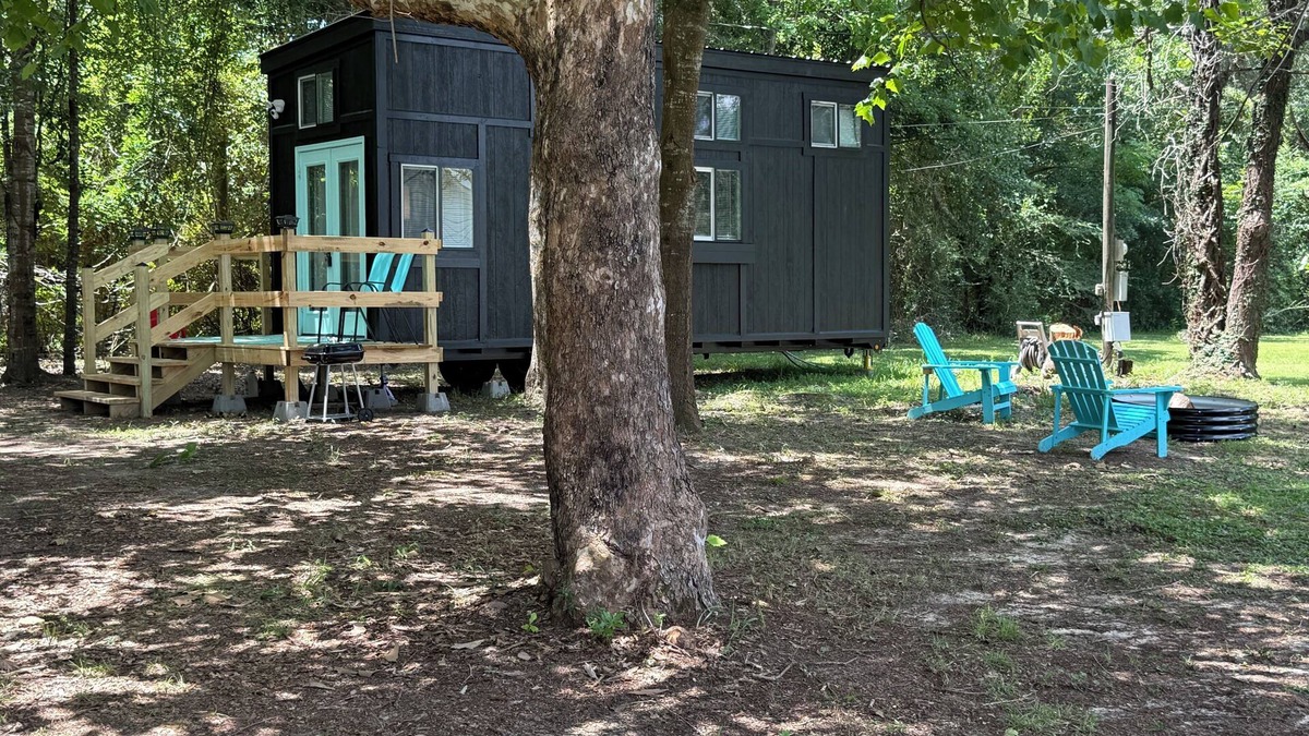 Cantonment House | Fantastic TINY home nestled in tree’s in charming Cantonment FL. Pets welcome!