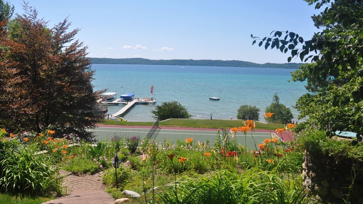 Bellaire House | Fantastic Torch Lk Waterfront Cottage A ~Hot Tub- Tennis/pklbl Crt ~ Kayaks-SUP