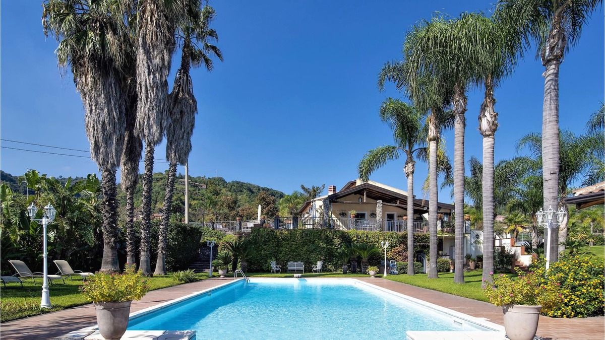 Macchia House | Fantastic vacation home with paradisiacal garden at the foot of the volcano Etna.