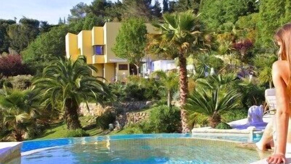 Mougins Villa | Fantastic Villa in Mougins with a super pool, 2 jacuzzis and a fantastic garden!