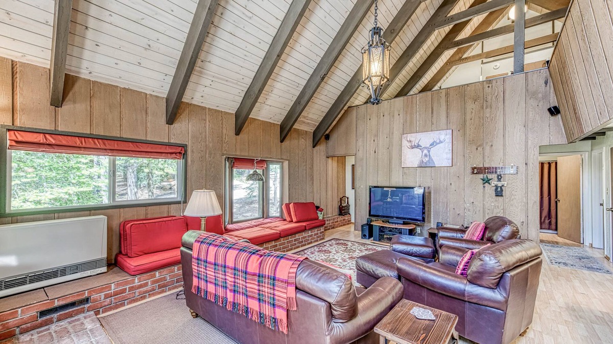 Big Creek Cabin | Fantastic woodsy cabin with furnished deck, gas grill, ping-pong table & WiFi