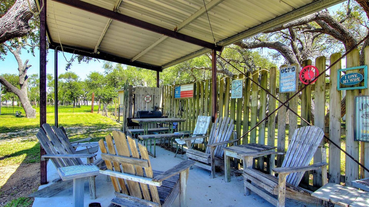 Aransas Pass House | Fantasy Oaks Lodge! 1 mile from the boat ramp! Pet Friendly! 1.36 Acres