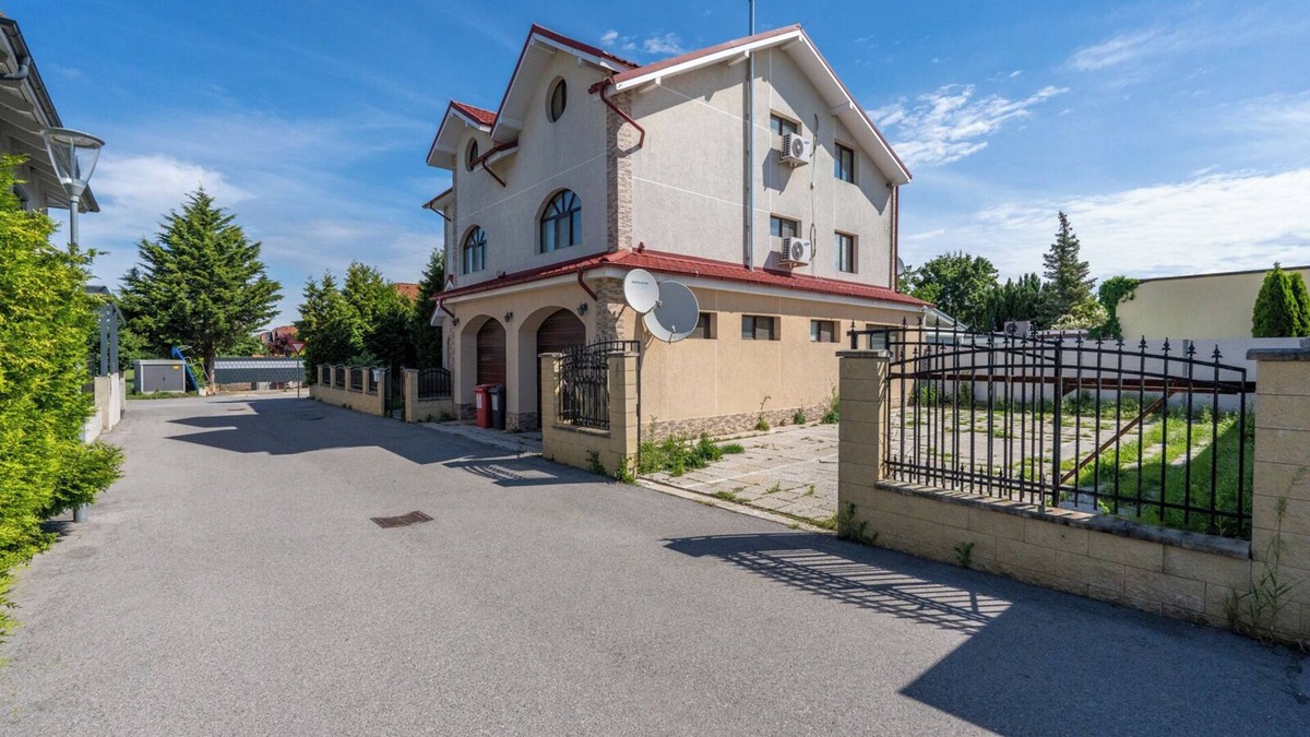 Haslau-Maria Ellend Apartment | Faraway Aparthotel near Airport