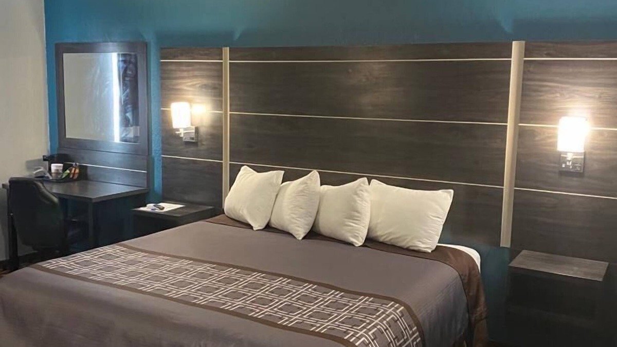 Faribault Hotel | Faribault Hometown Inn & Suites