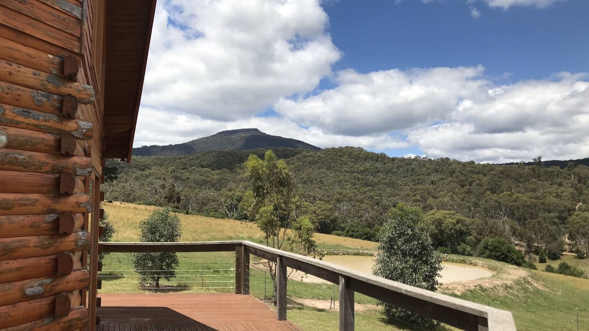 Merrijig House | Farm stay, log cabin (sleeps 8-10)