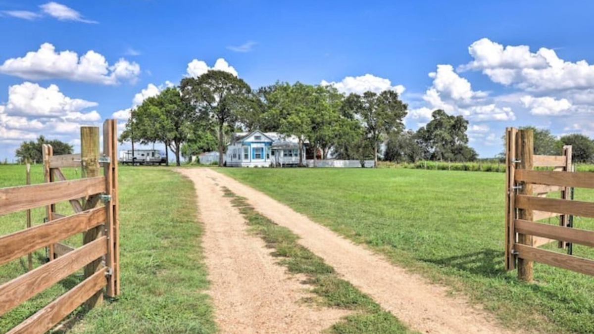 Schulenburg House | Farmhouse+5 acres.Close to town but still country!