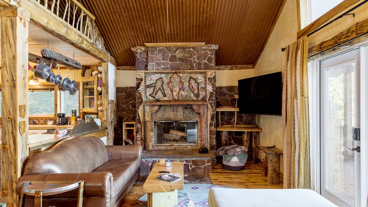 Bailey Ski Chalet | Farmhouse Cabin * Secluded 2.5 acres * Pet Friendly