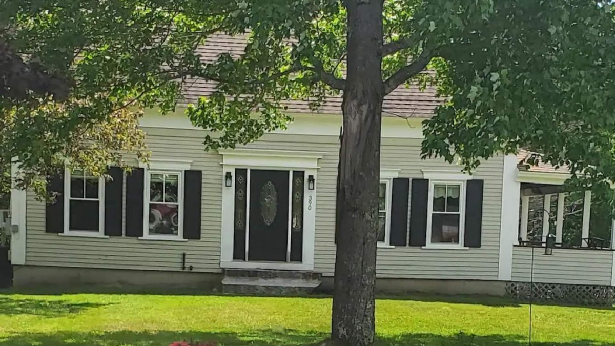Raymond House | Farmhouse Chic in the ❤ of the Sebago Lakes Region