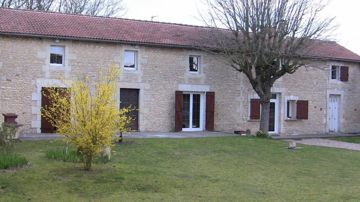 Chabournay Apartment | FARMHOUSE 10 MINUTES FROM FUTUROSCOPE
