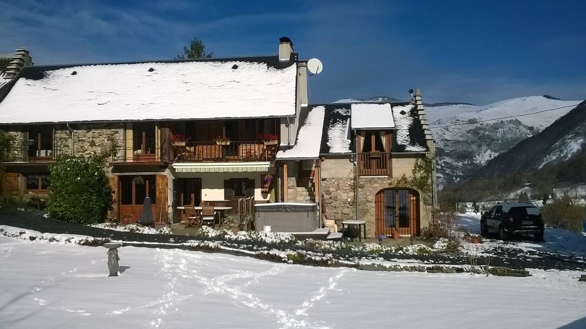 Campan Cottage | Farmhouse Gite In Beautiful Mountain Location, Heated Pool & Hot Tub.