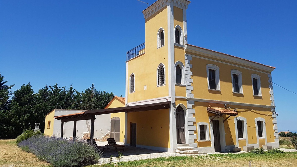 Chieuti House | farmhouse in a hilly position a stone's throw from the sea