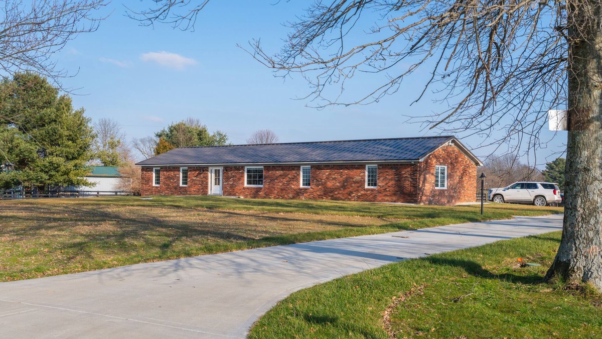 Winchester House | Farmhouse living within sight of Lexington - Horse Paddock available