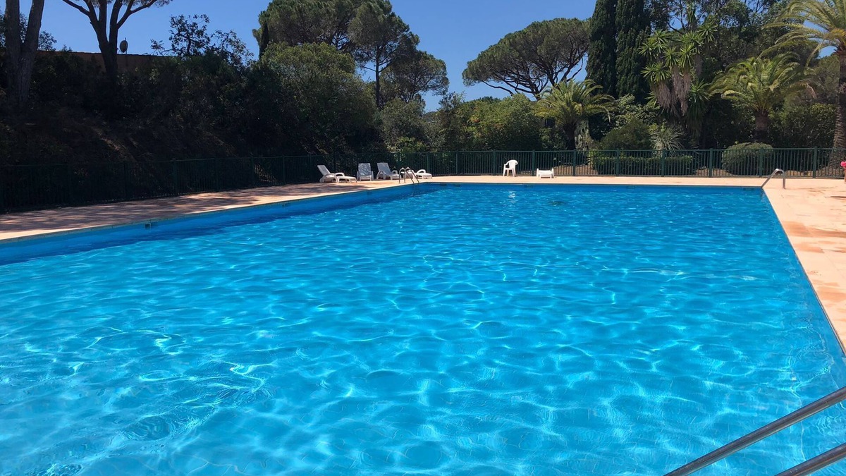 La Croix-Valmer Apartment | Farmhouse near beach in shade of umbrella pines with sea view