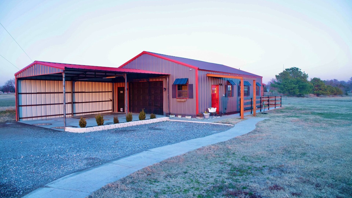 Noble Other | Farmhouse outskirts of Norman’s “Okla. University” fastWiFi, 2-75”TVs, KING BED