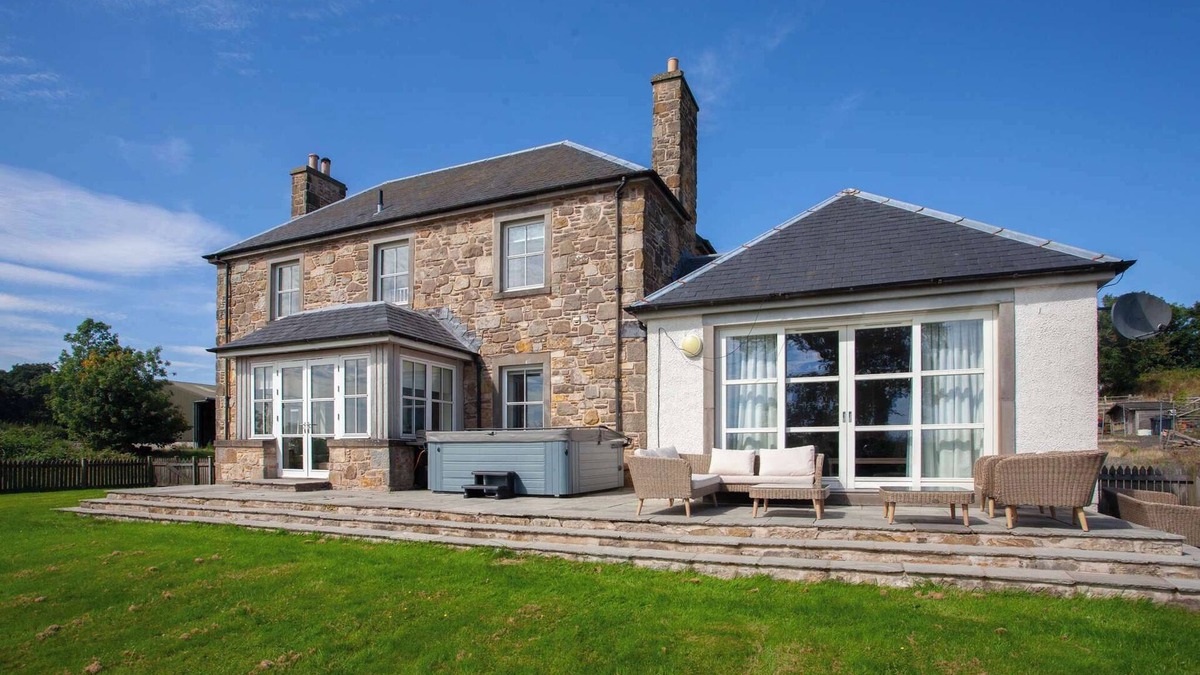 Bishopton House | Farmhouse Retreat with Large Hot Tub