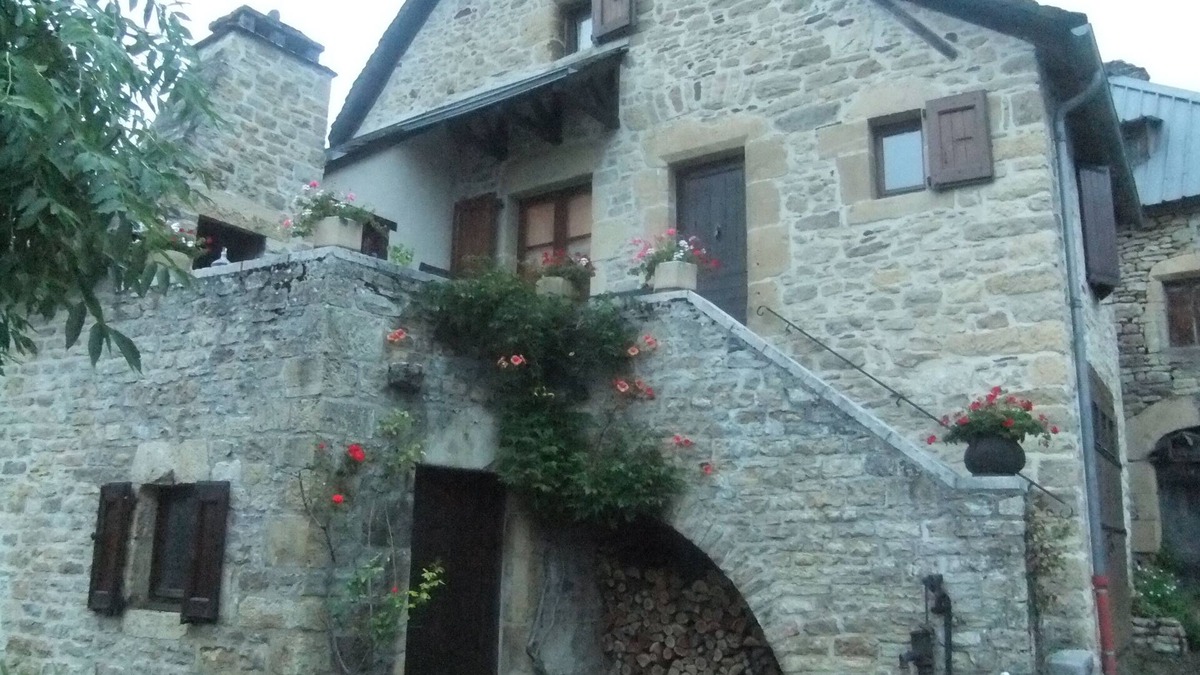 Saint-Come-d'Olt House | farmhouse rural setting at the foot of the Aubrac, in the Lot Valley