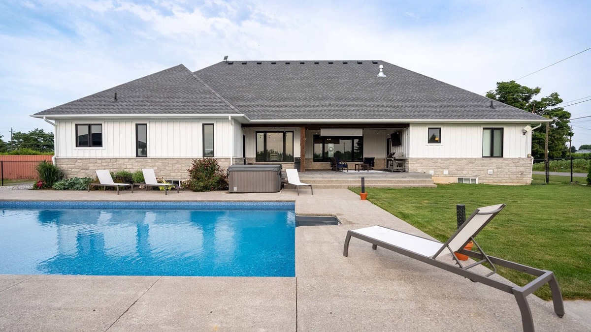 Niagara-on-the-Lake House | Farmhouse with Pool, Hot Tub and Vineyards!