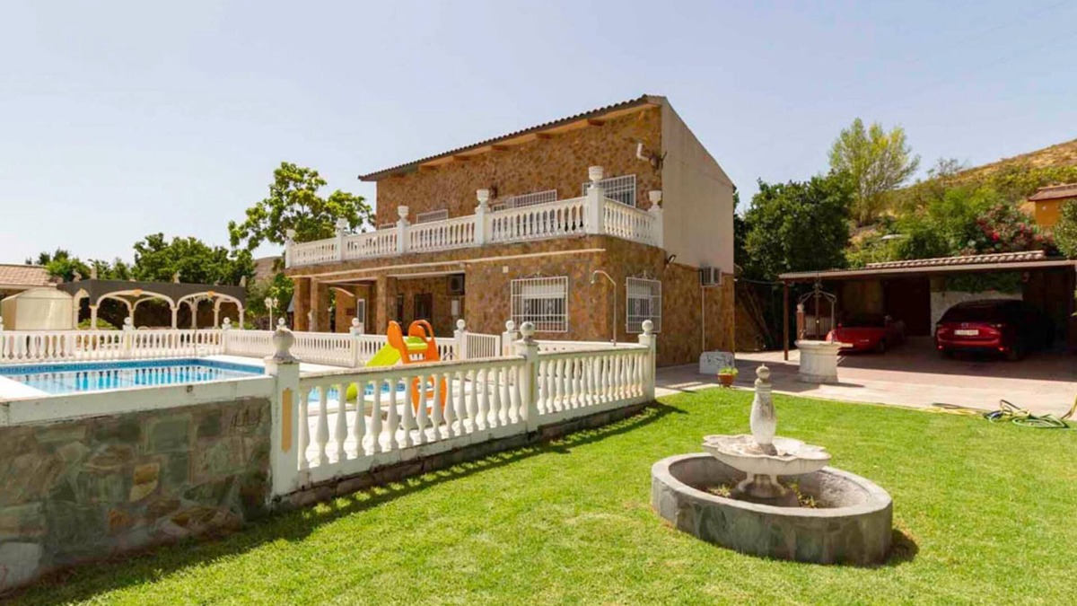 Padul Villa | Farmhouse with large garden, large pool