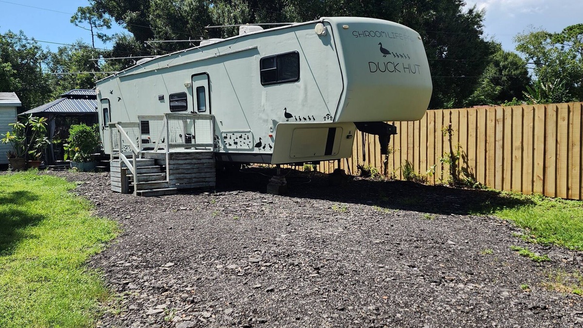 Diplomat House | Farmstay cozy camper. 10 min to downtown. 20 miles to sanibel or ft myers Beach.