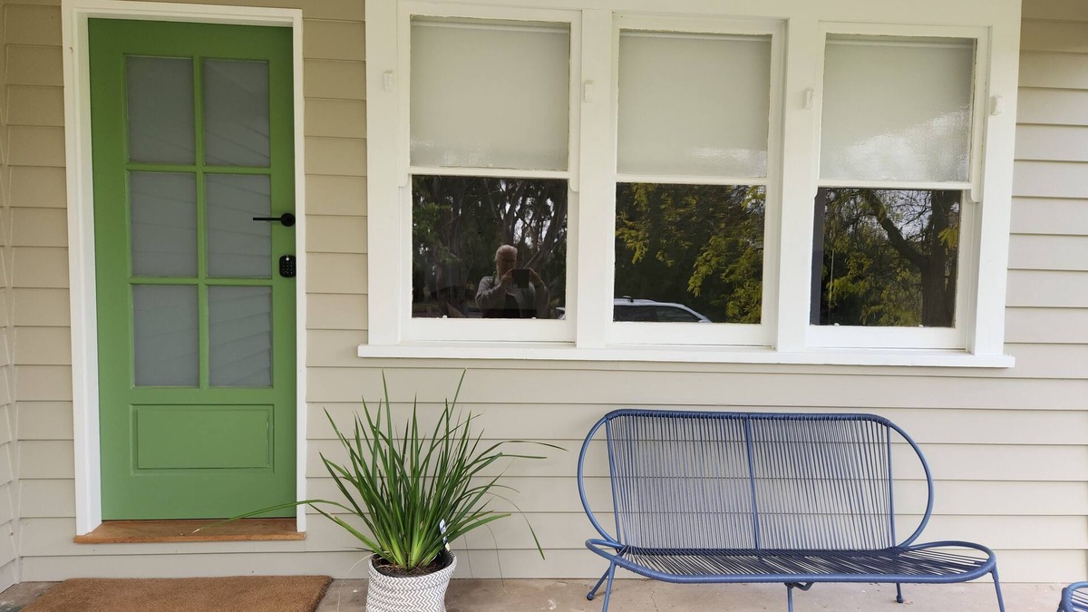 Gnarwarre Cottage | Farmstay Peppercorn Cottage. Space to appreciate.