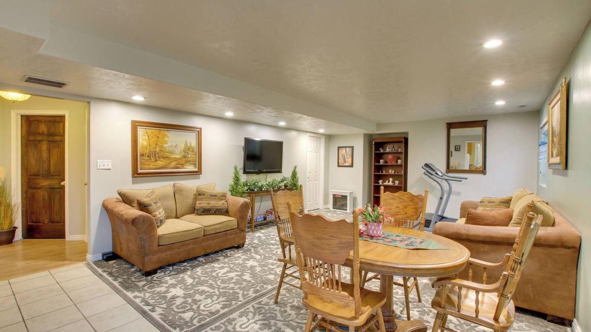 Farr West Apartment | Farr West Apartment on Farm < 25 Mi to Ski Resorts
